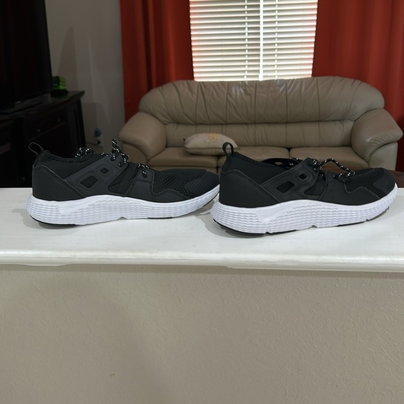 Everlast Women’s Raegen Running Shoes Size 10 

New without box.

Bin #10 - Picture 3 of 7